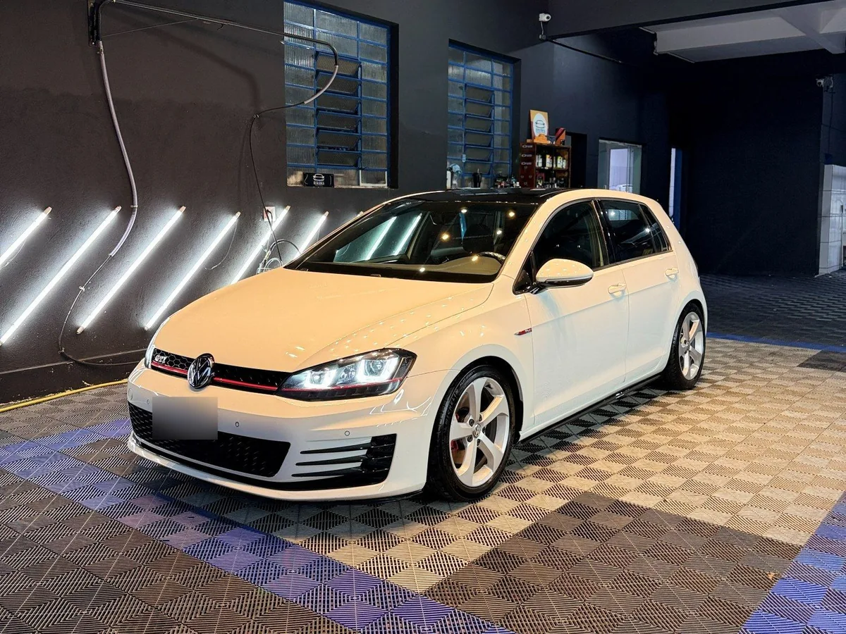 Volkswagen Golf GTI branco finalizado no box da Resiliência, visto de três quartos.