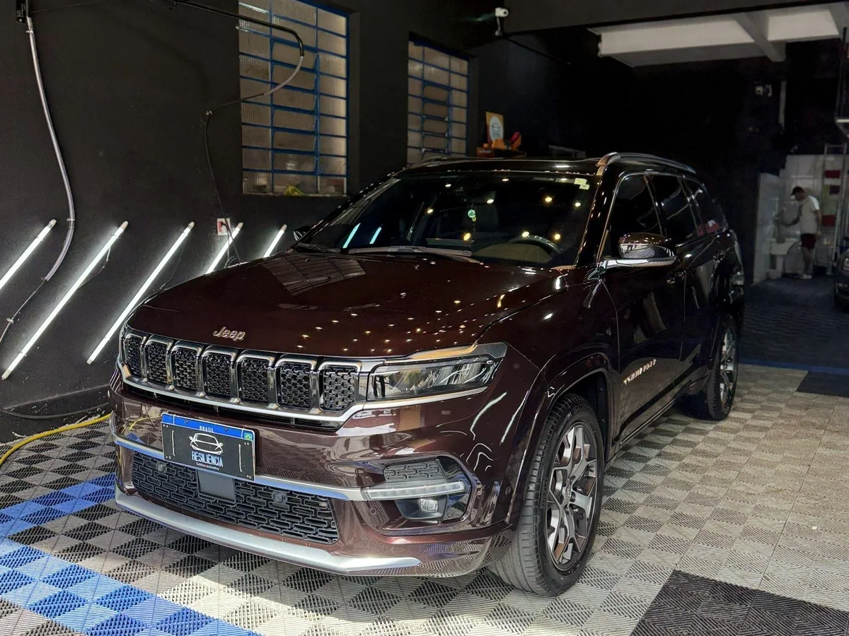 Jeep Commander marrom finalizado no box, com brilho uniforme na pintura e nas rodas.
