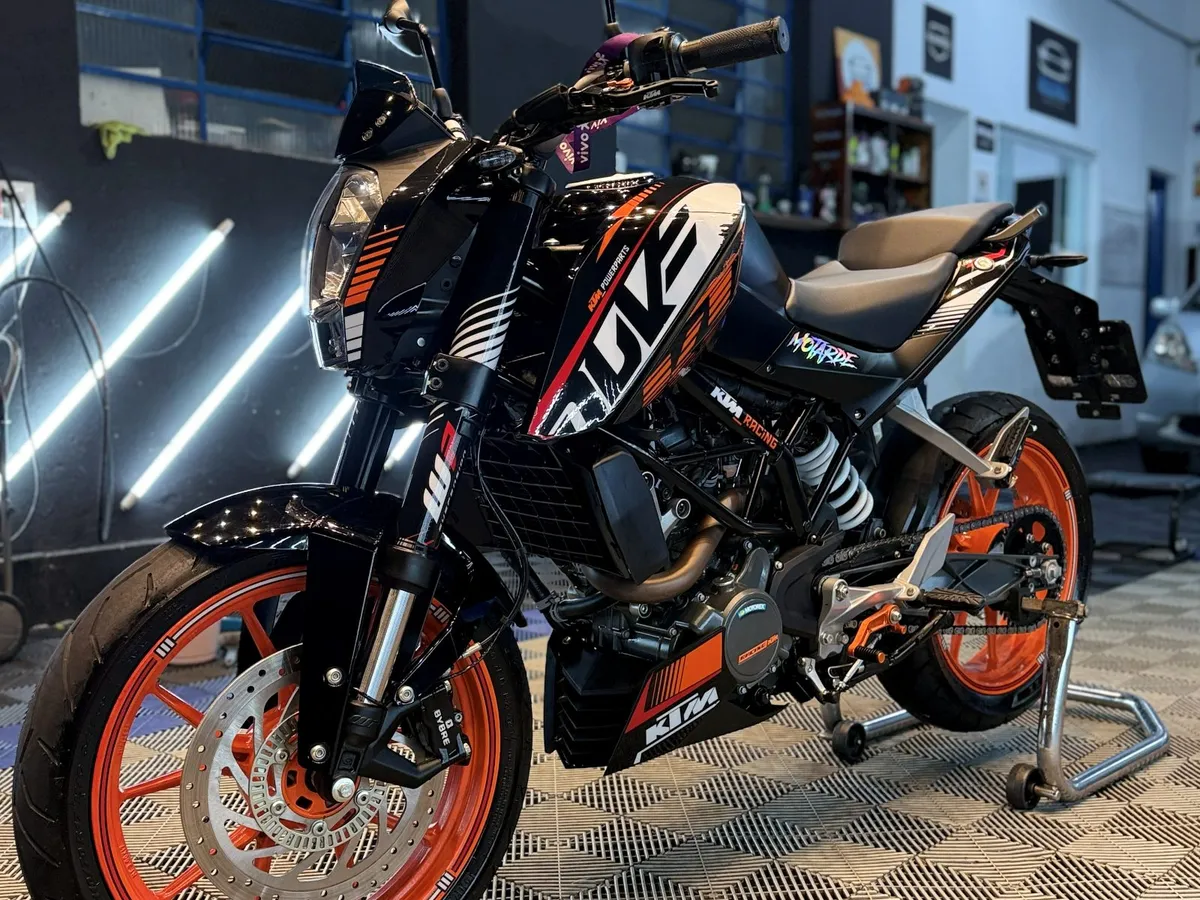 Moto KTM Duke preta e laranja no box da Resiliência.