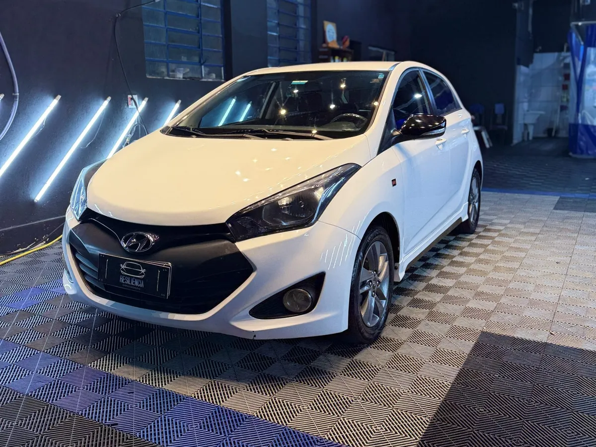Hyundai HB20 branco finalizado no box da Resiliência, sob as luzes de LED.